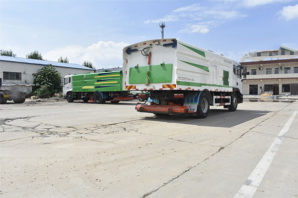 三利滚扫式吸尘车(东风福瑞卡国六)