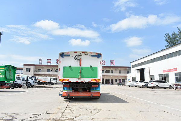 三利滚扫式吸尘车
